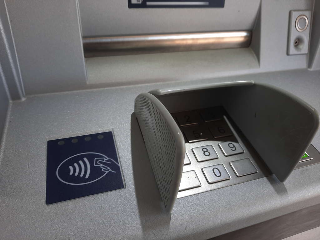 An einem Bancomat Bargeldbezug ohne Karten. NFC-Leser an einem Automaten der Postfinance.