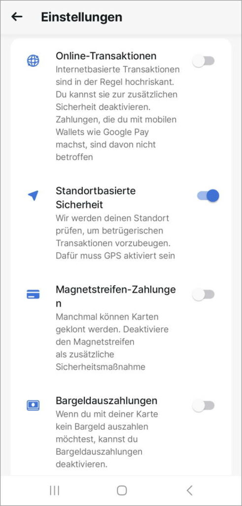 Revolut Karte und Smartphone mit Revolut App in der Hand